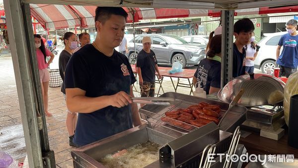 ▲▼             一名餐車老闆娘到台南北門區蚵寮保安宮發送免費愛心餐，幫助受災戶。（圖／民眾提供，下同）