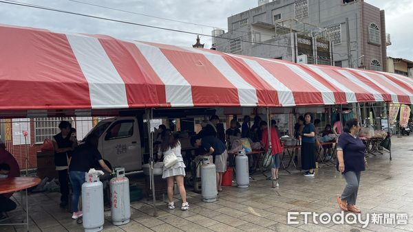 ▲▼             一名餐車老闆娘到台南北門區蚵寮保安宮發送免費愛心餐，幫助受災戶。（圖／民眾提供，下同）