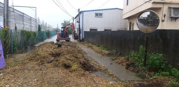 ▲埔鹽鄉道路全是稻梗。（圖／埔鹽鄉長許文萍提供）