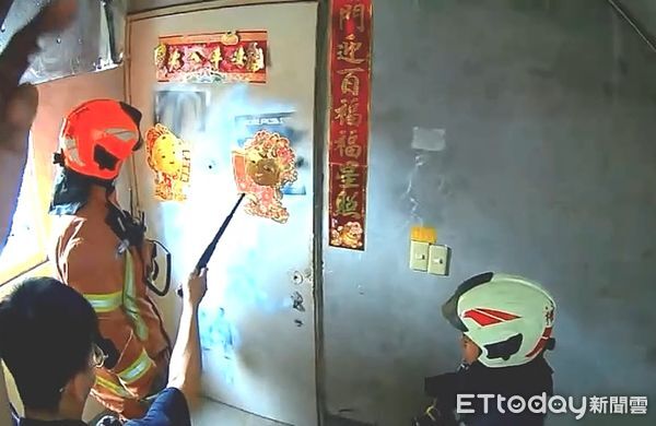 ▲吳男酒醉向母親要錢遭拒，持刀傷害母親警方破門救援。（圖／記者陸運陞翻攝）