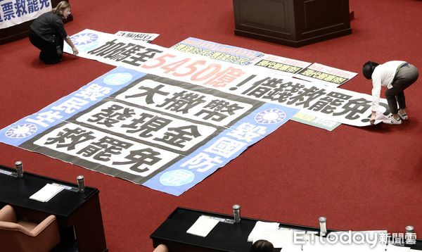 ▲▼立法院院會 民進黨團佈置新海報 批評質疑藍白將特別條例加碼到5450億是借錢救罷免。（圖／記者屠惠剛攝）