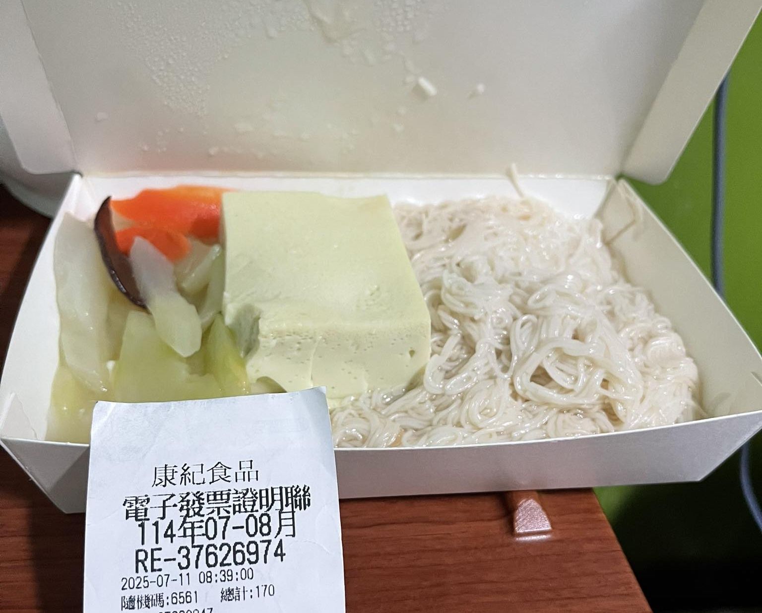 ▲▼林口長庚自助餐「2菜1麵線」價格嚇到他　內行人點1關鍵：不意外。（圖／爆料公社）
