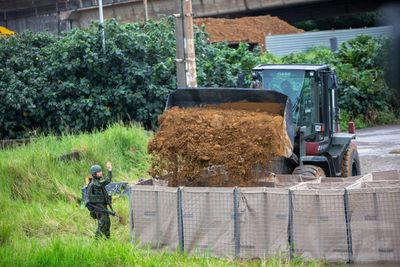 道路阻絕用貨櫃！　陸軍53工兵群成功封鎖灘岸附近道路
