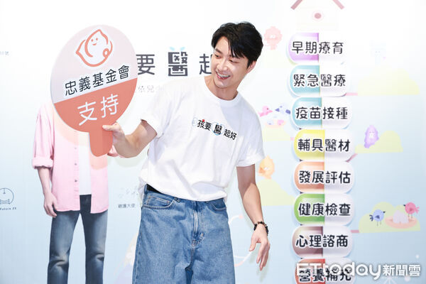 ▲▼  江宏傑任育幼院志工 呼籲各界挺失依兒醫療。（圖／記者黃克翔攝）