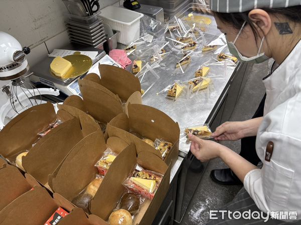 ▲饗賓集團準備多批暖心餐盒，透過市府發送予第一線救災人員與災民，並捐出10萬元社會救助金，展現企業善盡社會責任的行動力。（圖／記者林東良翻攝，下同）