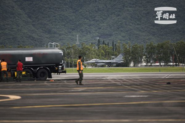 ▲▼F-16戰機滑行，準備執行熱加油作業。（圖／軍聞社記者李恬恬攝）