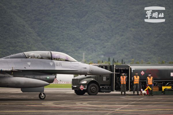 ▲▼F-16戰機滑行，準備執行熱加油作業。（圖／軍聞社記者李恬恬攝）