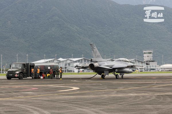 ▲▼空軍第五聯隊執行F-16戰機熱加油作業。（圖／軍聞社記者李恬恬攝）