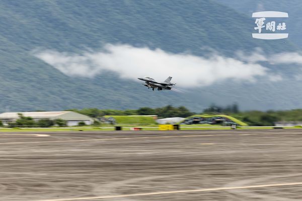 ▲▼F-16戰機完成油料整補，迅速升空。（圖／軍聞社記者李恬恬攝）
