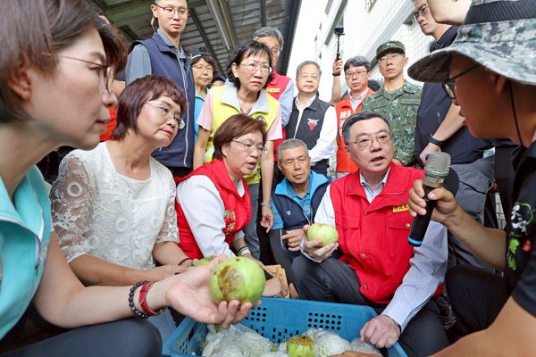 ▲▼行政院長卓榮泰今(11日）視察彰化縣社頭鄉番石榴受損情形。（圖／行政院提供）
