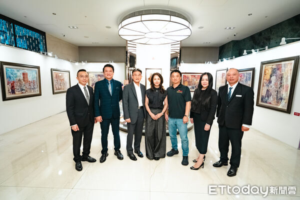 ▲《蠟筆之華》展覽現場，畫作圍繞信仰主題，以蠟筆筆觸細膩描繪人與神的深層情感。（圖／記者游瓊華翻攝）