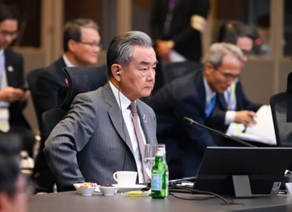 ▲▼ 2025年7月10日，中共中央政治局委員、外交部長王毅在吉隆坡出席東盟與中日韓（10+3）外長會。            。（圖／翻攝 中國外交部網站）