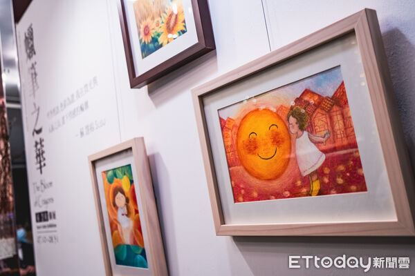 ▲《蠟筆之華》展覽現場，畫作圍繞信仰主題，以蠟筆筆觸細膩描繪人與神的深層情感。（圖／記者游瓊華翻攝）