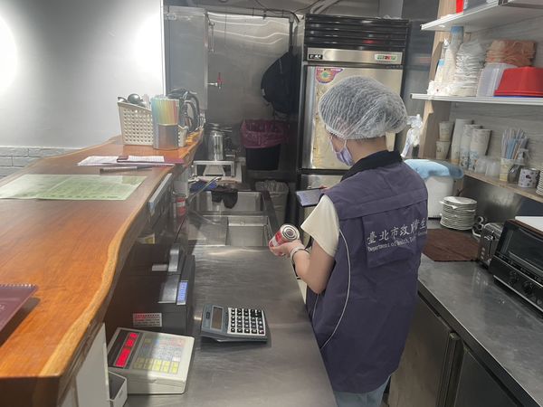 ▲▼北市衛生局調查北投國中疑似食物中毒案，共採廚師快部手套檢體2件、環境檢體2件、嫌疑食品檢體3件。（圖／北市衛生局提供）