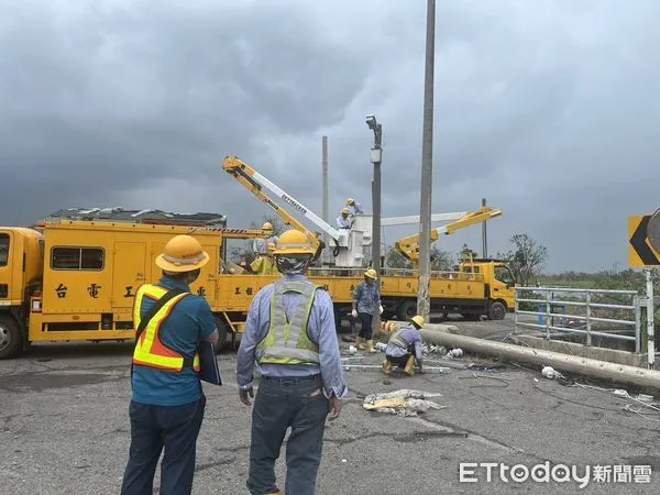 ▲台電派員搶修台南地區災後停電設備，目前主幹線多已恢復，仍有零星接戶線搶修中。（記者林東良翻攝，下同）