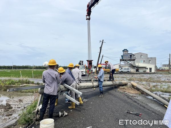 ▲台電派員搶修台南地區災後停電設備，目前主幹線多已恢復，仍有零星接戶線搶修中。（記者林東良翻攝，下同）