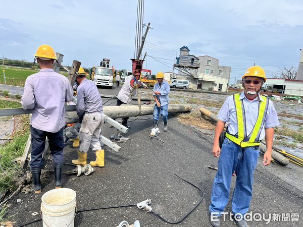 ▲台電派員搶修台南地區災後停電設備，目前主幹線多已恢復，仍有零星接戶線搶修中。（記者林東良翻攝，下同）