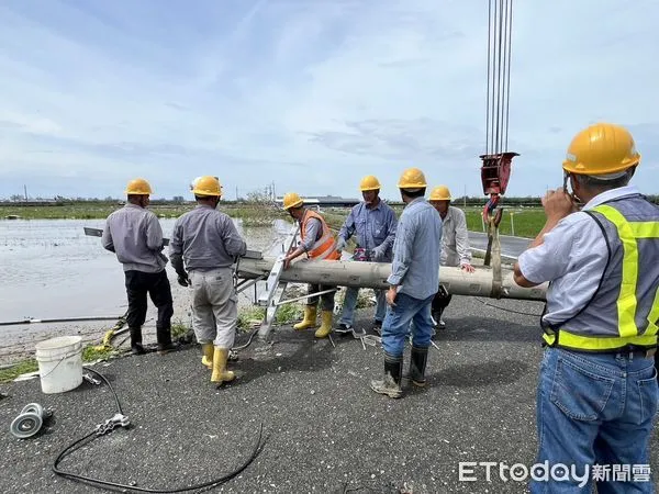▲台電派員搶修台南地區災後停電設備，目前主幹線多已恢復，仍有零星接戶線搶修中。（記者林東良翻攝，下同）