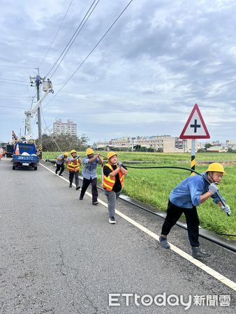 ▲台電派員搶修台南地區災後停電設備，目前主幹線多已恢復，仍有零星接戶線搶修中。（記者林東良翻攝，下同）