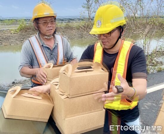 ▲饗賓集團準備多批暖心餐盒，透過市府發送予第一線救災人員與災民，並捐出10萬元社會救助金，展現企業善盡社會責任的行動力。（圖／記者林東良翻攝，下同）