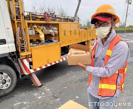 ▲饗賓集團準備多批暖心餐盒，透過市府發送予第一線救災人員與災民，並捐出10萬元社會救助金，展現企業善盡社會責任的行動力。（圖／記者林東良翻攝，下同）