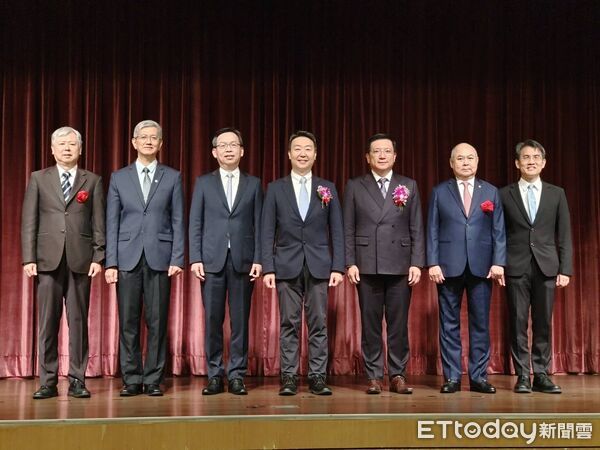 ▲左起港務公司董事長李賢義、航港局局長葉協隆、交通部次長林國顯、部長陳世凱、船聯會理事長蔡豐明、北市輪船公會理事長張衍義、航政司  長韓振華。（圖／記者張佩芬攝）