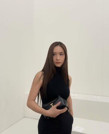 尷尬！Krystal機場「高跟鞋卡洞」拔不出　害羞捂臉：全被拍下來了（圖／翻攝自IG／Krystal）