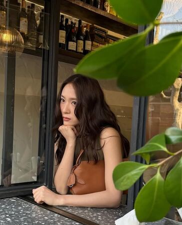尷尬！Krystal機場「高跟鞋卡洞」拔不出　害羞捂臉：全被拍下來了（圖／翻攝自IG／Krystal）