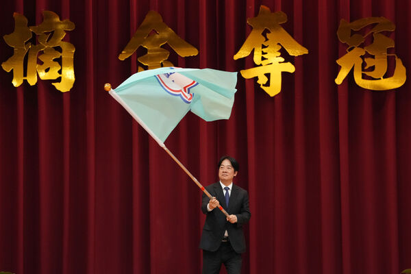 ▲「體操精靈」丁華恬大秀後拔腿，讓總統賴清德鼓掌叫好。（圖／大專體總提供）