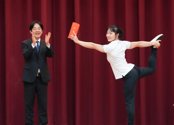 ▲「體操精靈」丁華恬大秀後拔腿，讓總統賴清德鼓掌叫好。（圖／大專體總提供）