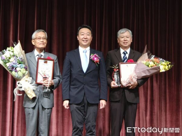 ▲交通部長陳世凱(中)獲海運有功獎的港務公司董事長李賢義以及中華航運航運王烑炫監事合影。（圖／記者張佩芬攝）