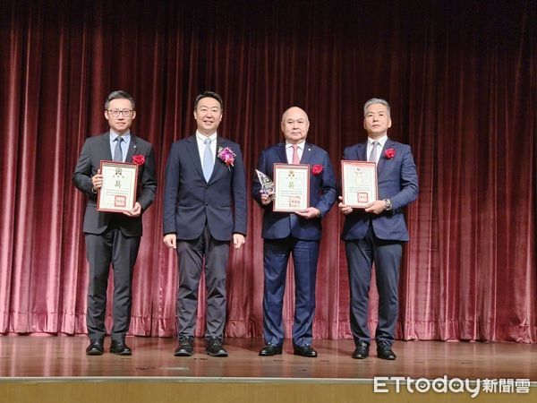 ▲陳世凱(左)與獲營運績優獎的三家代表合影，左一陽明為海運業務長李明輝，右二為長榮海運董事長張衍義、右一為萬海航運。（圖／記者張佩芬攝）