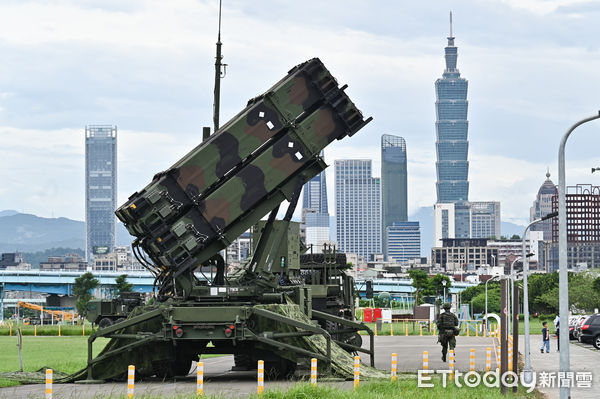 ▲▼國軍「漢光41號」演習進入第三天，，空軍防空部「愛國者飛彈」防空系統部署於松山機場周邊河濱公園，屏障松山機場與台北市政經要地。（圖／記者李毓康攝）