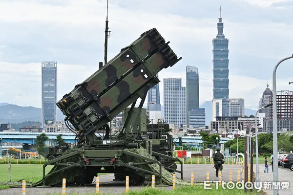 ▲空軍防空部「愛國者飛彈」防空系統部署於松山機場周邊河濱公園。（圖／記者李毓康攝）