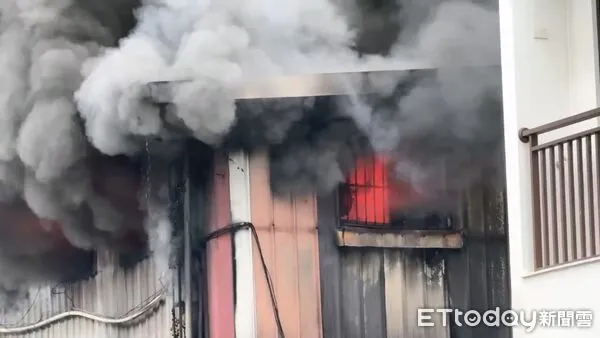 ▲▼台中一棟生薑庫房大火，連燒3棟後40分鐘撲滅。         。（圖／民眾提供，下同）