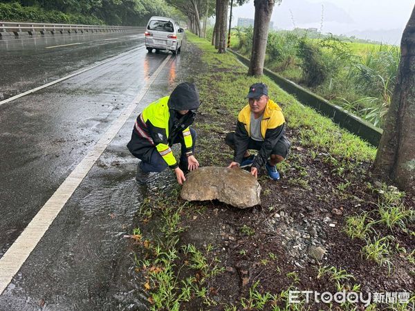 ▲台東鹿野警即刻排除落石障礙。（圖／記者楊晨東翻攝）