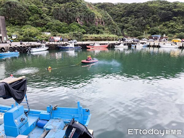 ▲警消在漁港進行搜救。（圖／記者郭世賢翻攝）