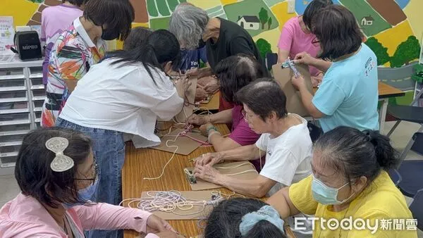 ▲台東縣府縱谷社福中心志工編織傳溫情。（圖／記者楊晨東翻攝）