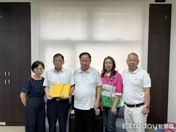 ▲▼             薇閣文教公益基金會董事長李傳洪，親自慰問2名殉職勇消遺眷，並致贈30萬元慰問金。（圖／記者陸運陞翻攝，下同）