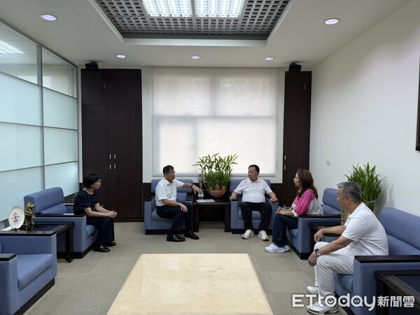 ▲▼             薇閣文教公益基金會董事長李傳洪，親自慰問2名殉職勇消遺眷，並致贈30萬元慰問金。（圖／記者陸運陞翻攝，下同）