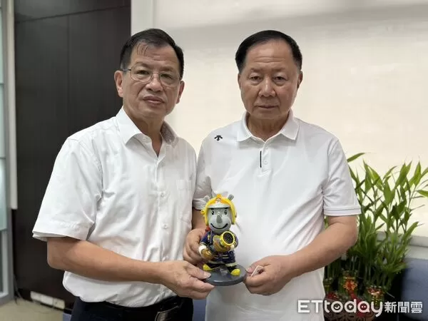 ▲▼             薇閣文教公益基金會董事長李傳洪，親自慰問2名殉職勇消遺眷，並致贈30萬元慰問金。（圖／記者陸運陞翻攝，下同）