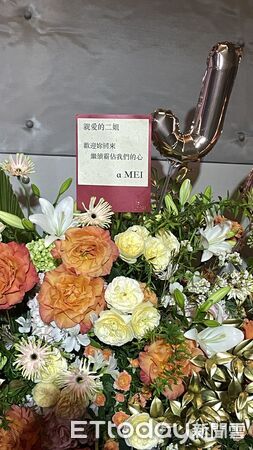 ▲▼張惠妹、王力宏、蕭亞軒送花籃祝賀。（圖／記者翁子涵攝）