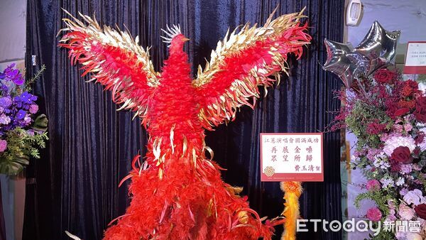 ▲▼費玉清送的鳳凰超過200公分。（圖／記者翁子涵攝）