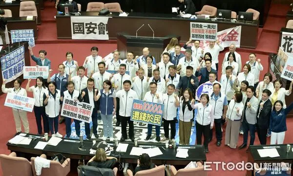 ▲▼4100億特別條例 普發現金 三讀 立法院院會  國民黨團喊口號。（圖／記者屠惠剛攝）