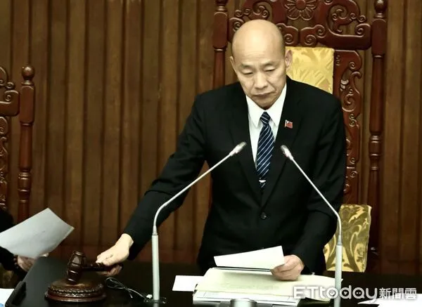 ▲▼4100億特別條例 普發現金 三讀 立法院院會  國民黨團喊口號。（圖／記者屠惠剛攝）