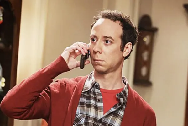 ▲《宅男行不行》最新衍生劇主角是漫畫店老闆史都華。（圖／翻攝自網路）