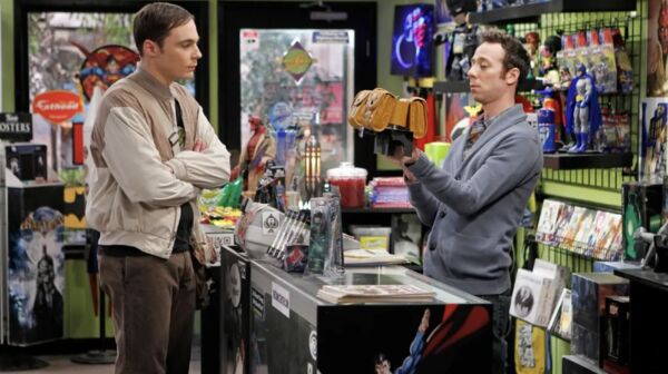 ▲《宅男行不行》最新衍生劇主角是漫畫店老闆史都華。（圖／翻攝自網路）