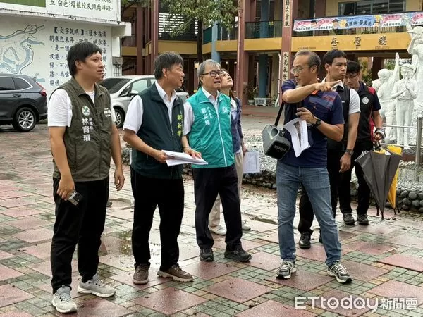 ▲教育部長鄭英耀視察鹽水國中，關心丹娜絲颱風造成的校園損害情形。（記者林東良翻攝）