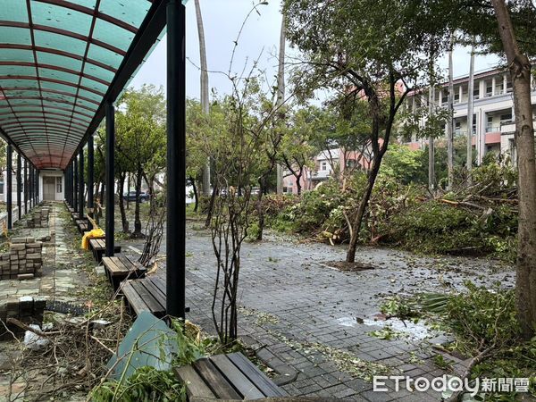 ▲教育部長鄭英耀視察鹽水國中，關心丹娜絲颱風造成的校園損害情形。（記者林東良翻攝）