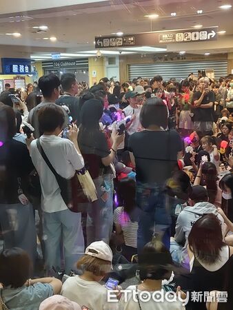 ▲▼小巨蛋場外聽音漏  。（圖／記者蔡琛儀攝）